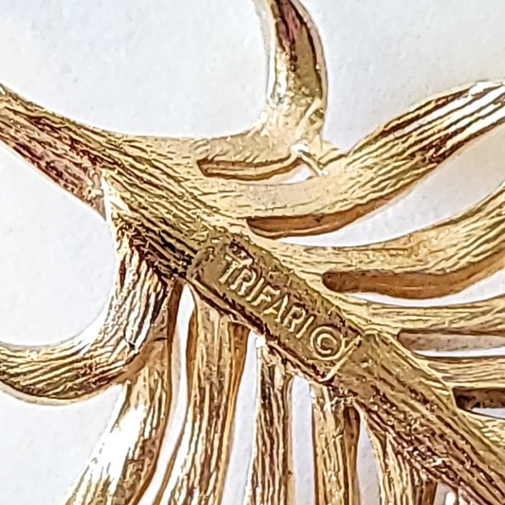 CROWN TRIFARI GOLDEN LEAF or FEATHER BROOCH - 3 1/2" LONG - Picture 3 of 5